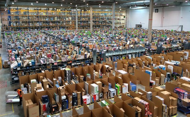 In Usa esplode la battaglia contro Amazon. “Troppo grande e fa sconti ingannevoli”