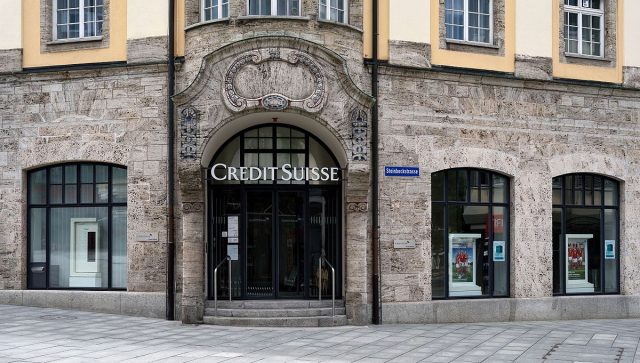 Tassi negativi, l’incubo si è già avverato. Correntisti Credit Suisse e UBS dovranno pagare per depositi in banca