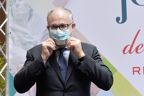 Il ministro dell'Economia Roberto Gualtieri ritiene che il MES sia come un Bancomat, da utilizzare solo se strettamente necessario