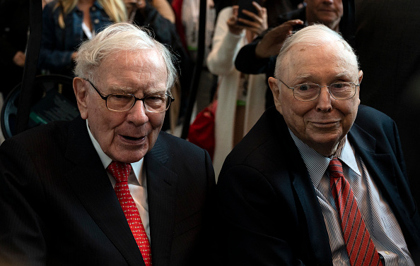 Warren Buffett, fondatore e ceo di Berkshire Hathaway, con il suo braccio destro di una vita, il vicepresidente Charlie Munger, 97 anni