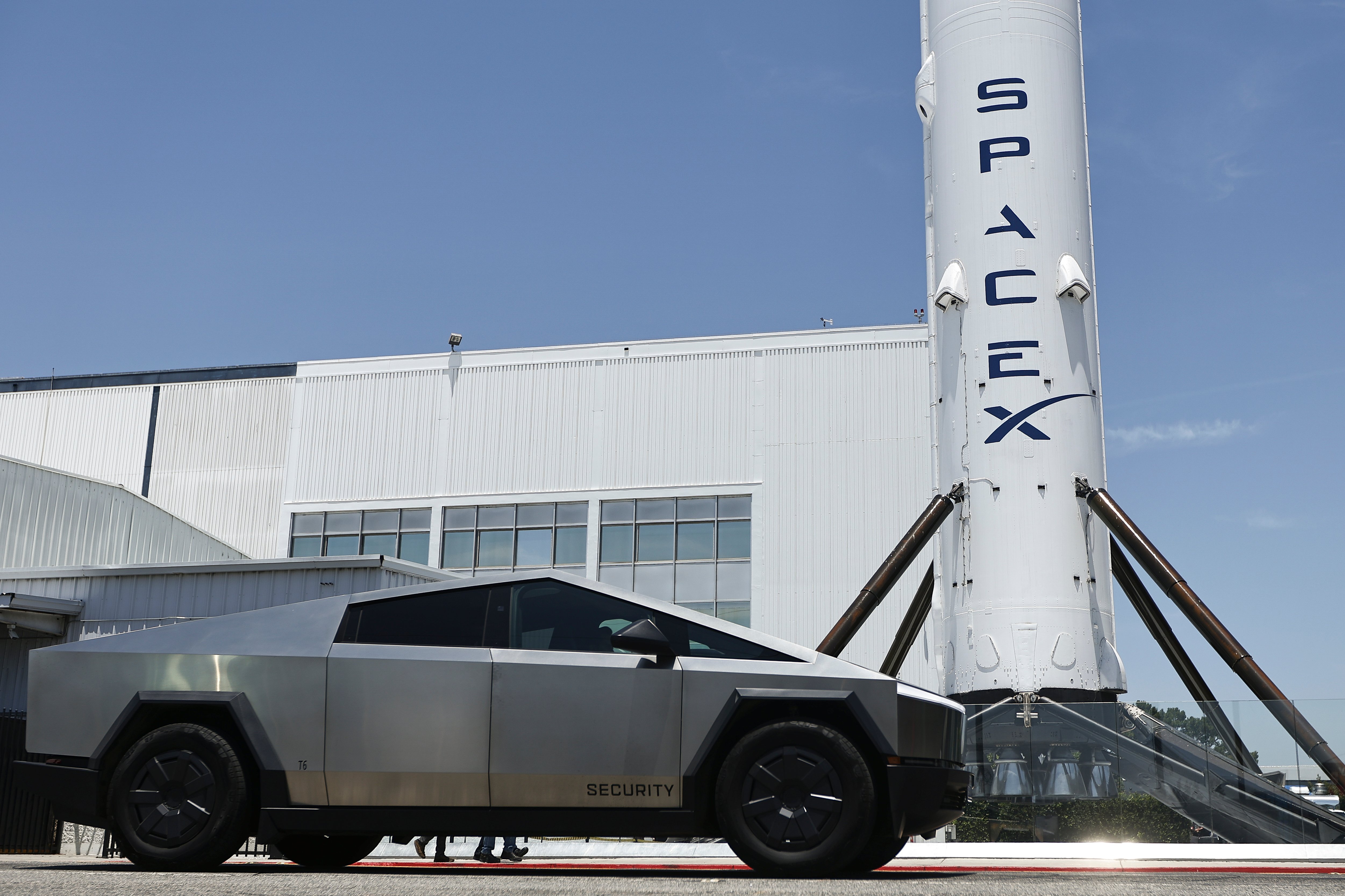 SpaceX debutta al Nasdaq con l’IPO record da 75 miliardi: ordini per oltre 350 miliardi